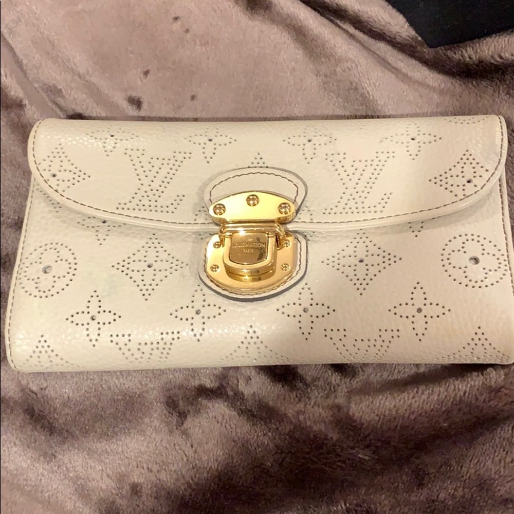 Louis Vuitton off white Mahina Amelia wallet